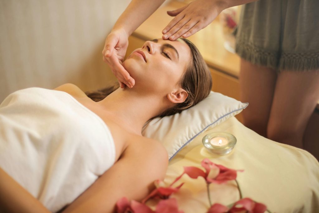 Erleben Sie pure Entspannung mit einer wohltuenden Aromatherapie-Gesichtsbehandlung in einem luxuriösen Spa.
